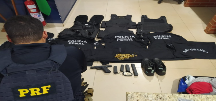 PRF apreende pistola, munições, coletes e uniformes penais no Oeste do Paraná.