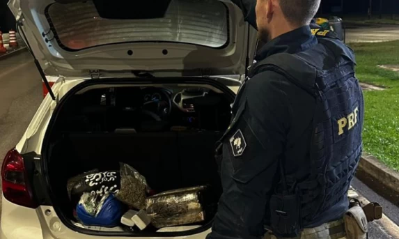 PRF apreende quase 90 quilos de drogas e prende motorista na BR-277, em Guarapuava (PR)