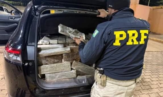 PRF apreende SUV furtado em São Paulo com 350 quilos de maconha na BR-369 em Cascavel