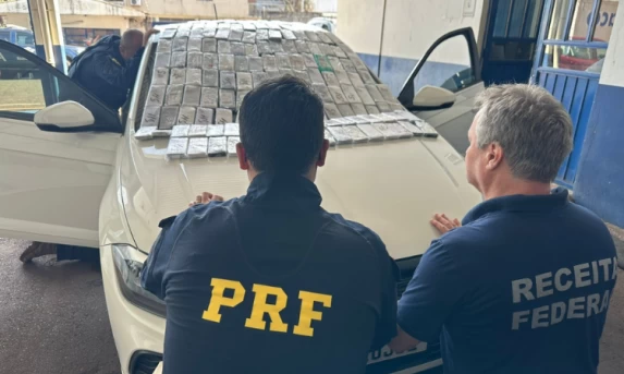 PRF APREENDE VEÍCULO COM 297 IPHONES EM FUNDO FALSO