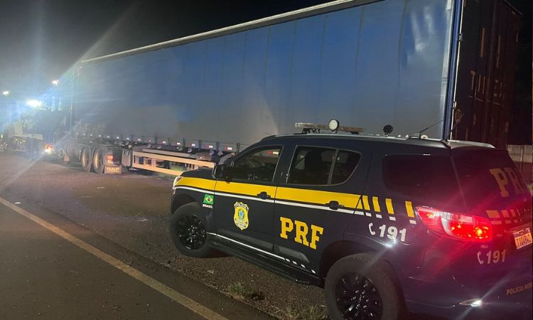 PRF flagra caminhão com condutor embriagado após denúncia de usuário na BR-277
