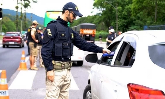 PRF lança Operação Rodovida Carnaval 2026 para conter acidentes e mortes no Paraná