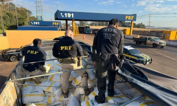 PRF, Polícia Civil e Receita Federal apreendem caminhão carregado com agrotóxicos contrabandeados em Cascavel
