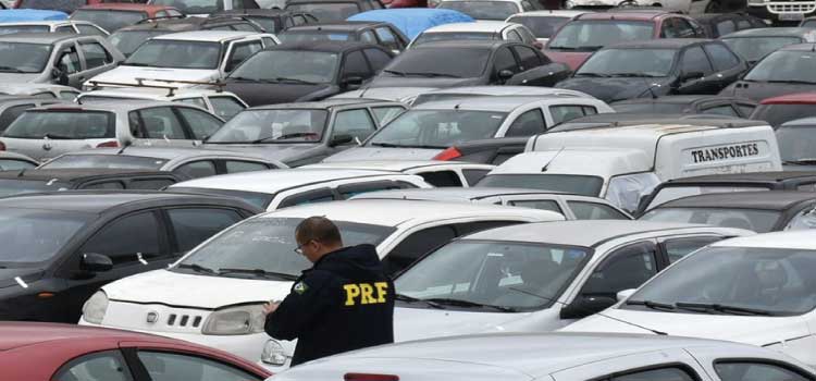 PRF realiza leilão virtual de veículos retidos no Paraná.