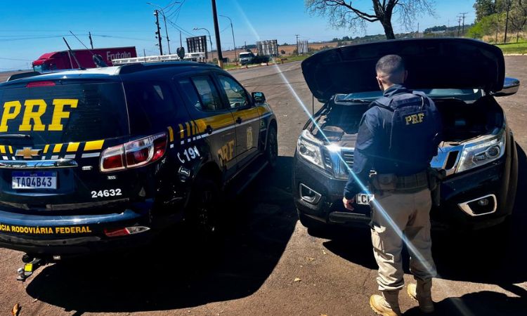 PRF recupera caminhonete furtada em São Paulo e prende motorista na BR-277 PRF recupera caminhonete furtada em São Paulo e prende motorista na BR-277