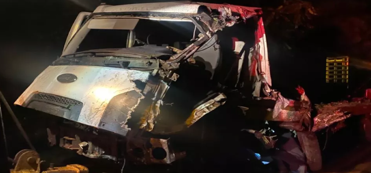 QUEDAS DO IGUAÇU: Acidente entre caminhões deixa vítima ferida na PR 473.