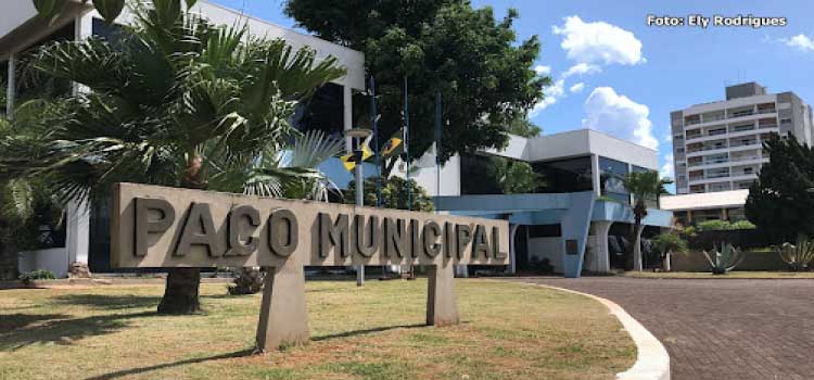 QUEDAS DO IGUAÇU: Manifestantes decidem ocupar Paço Municipal em busca de demandas para o Assentamento Celso Furtado.