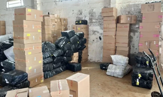 Receita Federal de Foz Apreende Grande Carga de Calçados Falsificados em Depósito Clandestino
