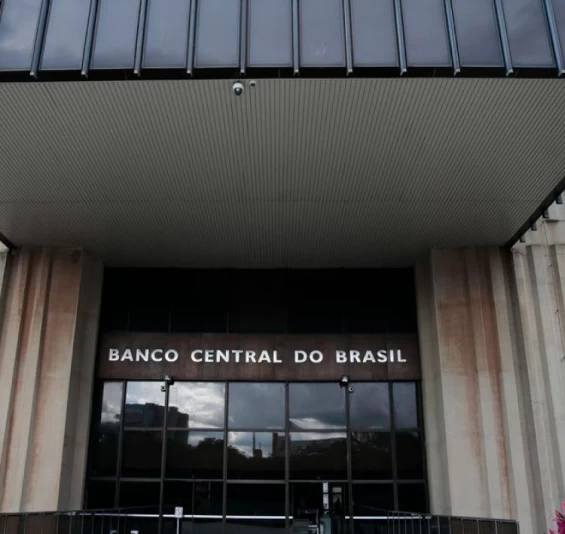 Redução da Selic faz bancos públicos reduzirem suas taxas.