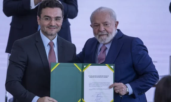 Reforma Ministerial: Lula anuncia saída de Celso Sabino do Ministério do Turismo