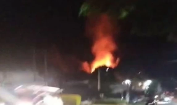 Residência abandonada é destruída pelo fogo no bairro Água Verde em Laranjeiras do Sul.