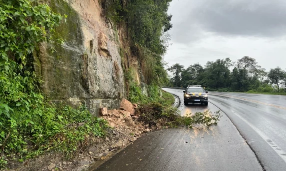 Risco de deslizamentos interdita BR 277 na Serra da Esperança, em Guarapuava.