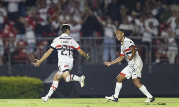 São Paulo supera Fluminense em jogo movimentado no Morumbi.