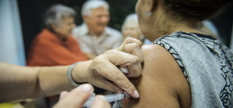 SAÚDE: Mais de 43 milhões de pessoas já se vacinaram contra gripe no Brasil.