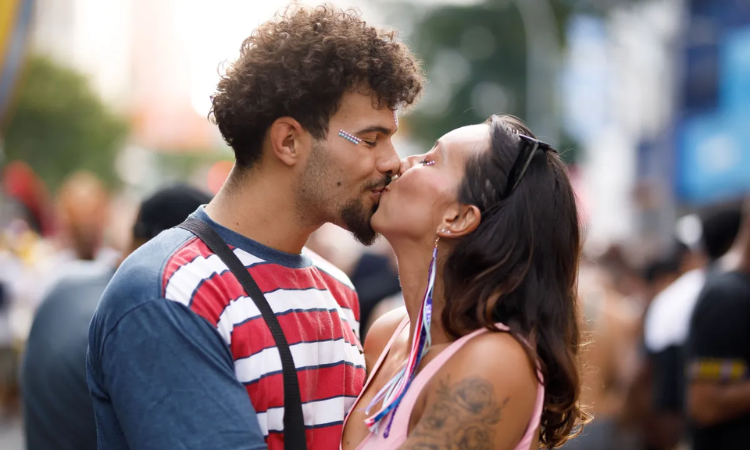 Saúde no Carnaval: Cuidado com as doenças que podem ser transmitidas pelo beijo
