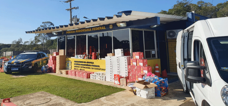 SEGURANÇA: PRF detém veículo que transportava bebidas, brinquedos e eletrônicos do Paraguai, dois homens foram presos.