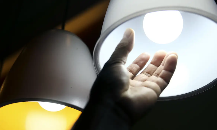Senado aprova gratuidade na conta de luz para famílias de baixa renda
