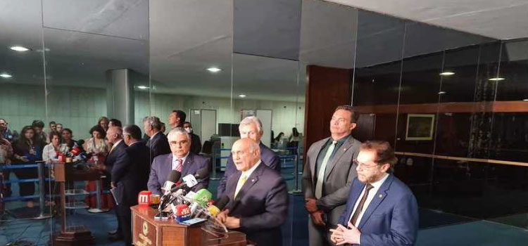 Senadores protocolam pedido de impeachment contra Barroso.