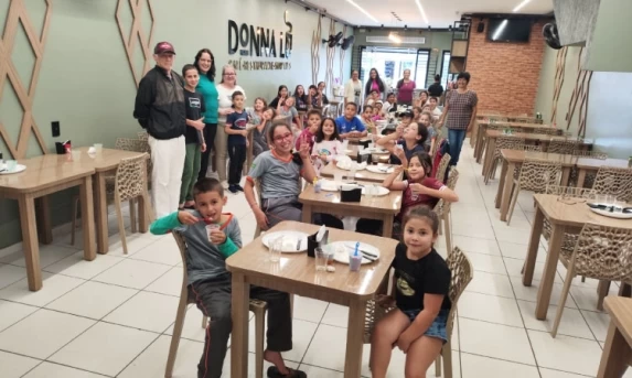 GUARANIAÇU: Servidores da Saúde promovem tarde especial com pizza e sorvete para crianças e adolescentes do Espaço Legal.