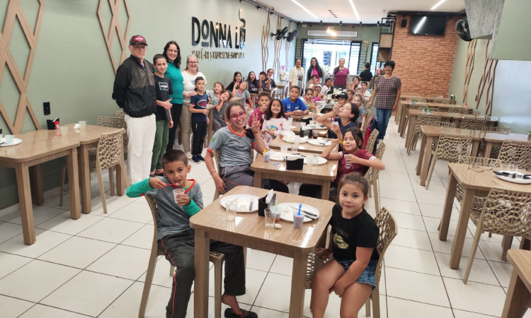 GUARANIAÇU: Servidores da Saúde promovem tarde especial com pizza e sorvete para crianças e adolescentes do Espaço Legal.
