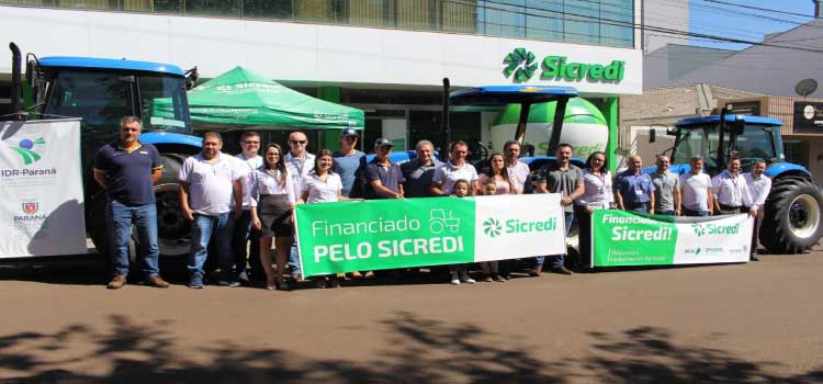 Sicredi Grandes Lagos PR/SP faz a entrega de três tratores para produtores rurais de Laranjeiras do Sul.