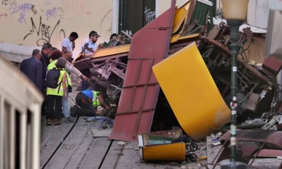 Sobe para 17 o número de mortos em descarrilamento de bondinho em Lisboa