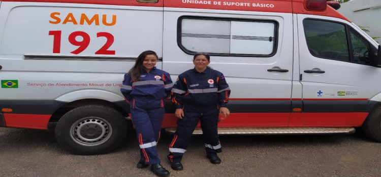 Socorristas do Samu realizam parto a bordo de ambulância.