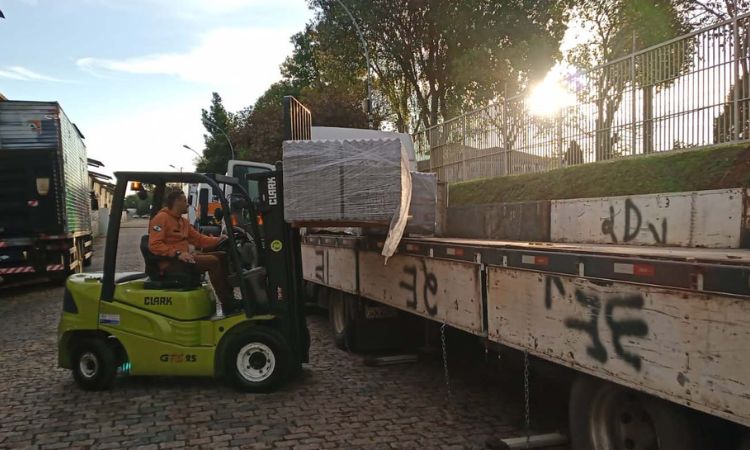 Solidariedade: Defesa Civil Estadual envia 2,6 mil telhas para municípios atingidos pelas fortes chuvas no Paraná