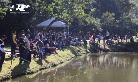 SUCESSO: Pesca no lago reúne aproximadamente 400 inscritos e mais de 500 kg de alimentos arrecadados.