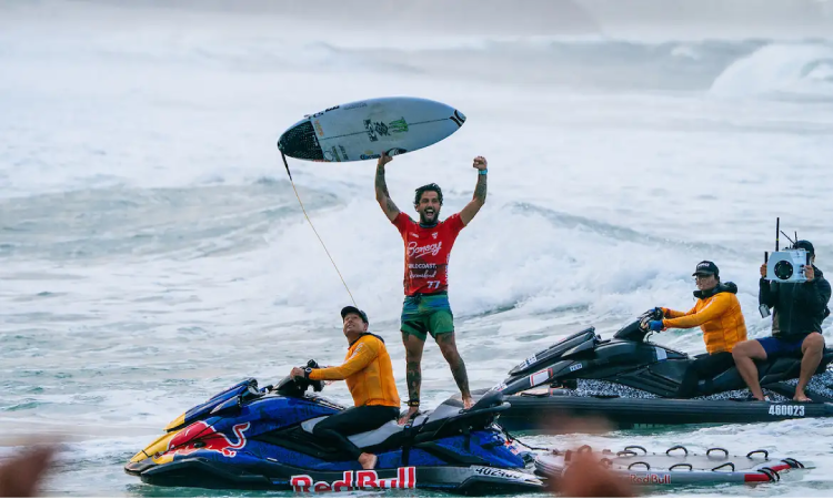 Surfe: Filipe Toleto conquista título da etapa de Gold Coast