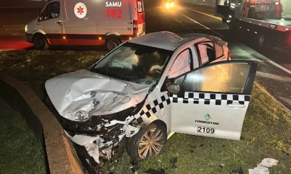 Táxi de Cascavel se envolve em acidente na BR-277 em Santa Tereza do Oeste.