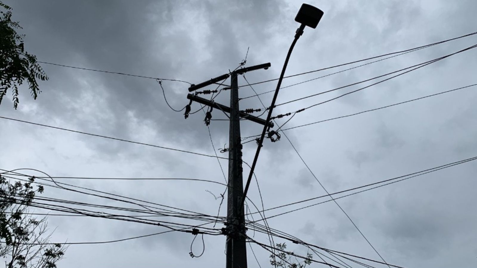 Temporais deixam mais de 400 mil imóveis sem energia no Paraná Temporais deixam mais de 400 mil imóveis sem energia no Paraná