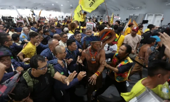 TENSÃO NA COP30: MOVIMENTOS SOCIAIS PROTESTAM CONTRA GOVERNO EM SESSÃO OFICIAL E FORÇAM SUSPENSÃO