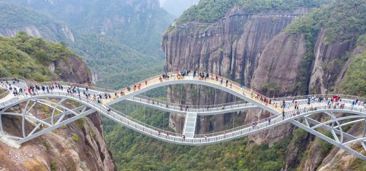 Teria coragem? Ponte na China impressiona por desafiar a gravidade a 140 m de altura.