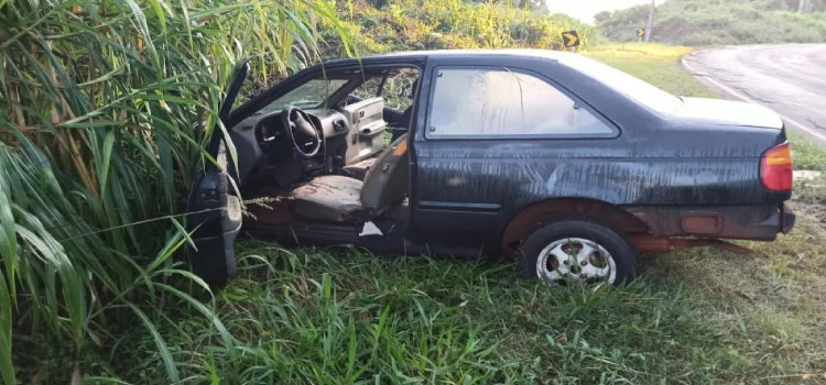 TOLEDO: Carro fica destruído ao sair da pista na PR 317.