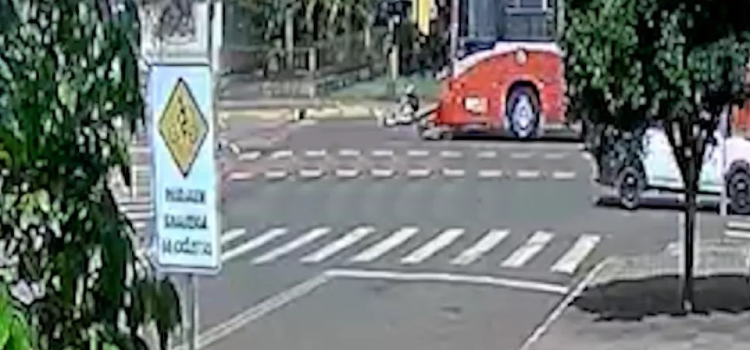 TOLEDO: Ônibus arrasta motociclista após batida.