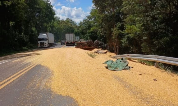 Tombamento de caminhão na BR-277