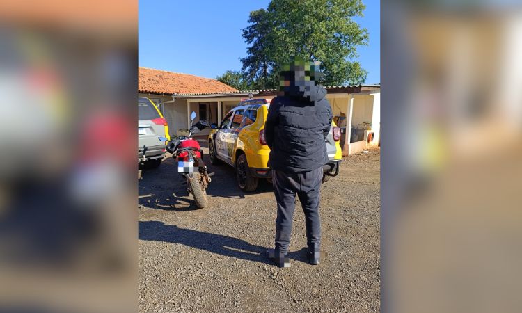TRÁFICO E INFRAÇÃO: Motociclista de 31 anos é preso com maconha e dinheiro no Bairro Entre Vilas em Quedas do Iguaçu