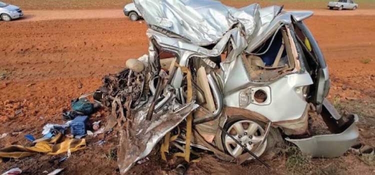 TRAGÉDIA: 13 pessoas morrem em acidente entre caminhonete e van que transportava pacientes em MT