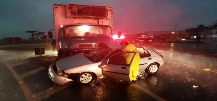 TRAGÉDIA: Colisão deixa duas vítimas em óbito e uma criança gravemente ferida na BR-369 em Cascavel.