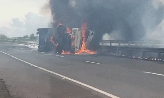 TRAGÉDIA: Motorista morre após carreta tombar e pegar fogo em Apucarana, na BR 376.