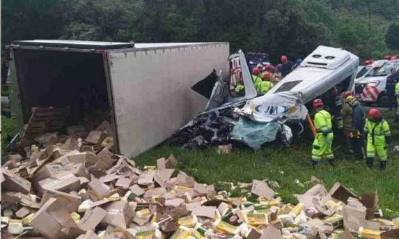 TRAGÉDIA NA RODOVIA: SEIS PESSOAS MORREM APÓS CARRETA TOMBAR SOBRE VAN DE FIÉIS NA BR-116