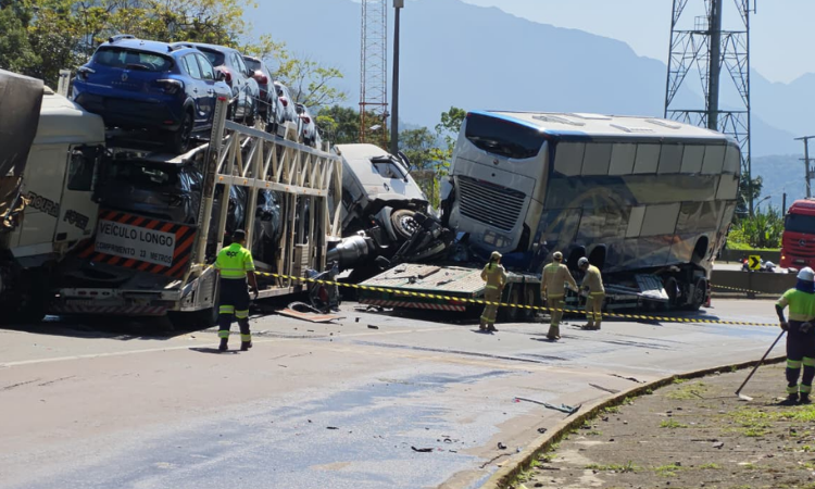 Tragédia na Serra do Mar: Engavetamento com 11 veículos deixa dois mortos e 18 feridos na BR-277, no Paraná