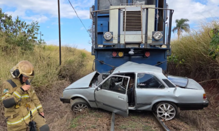 Tragédia no Norte do PR: Motorista morre após ter carro atingido e arrastado por trem entre Califórnia e Apucarana