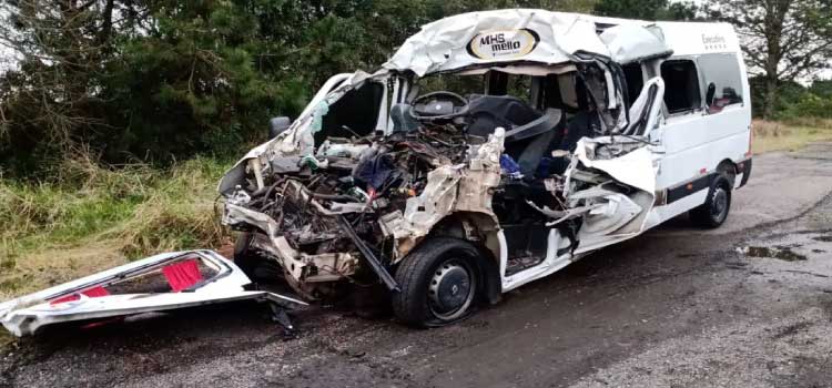 TRAGÉDIA: Seis professores e motorista morrem em acidente entre van e caminhão na BR-376.