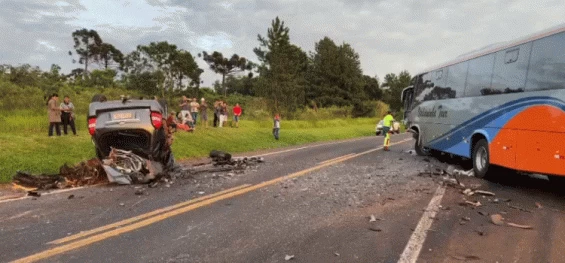 TRÂNSITO: Acidente com Ônibus que transportava trabalhadores de Diamante do Sul até a Cooperativa Lar deixa vítima fatal no Km 565 da BR 277.