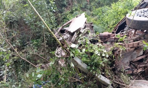 TRÂNSITO: Acidente de caminhão na BR-277 mata uma pessoa