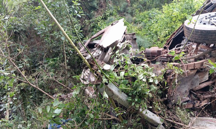 TRÂNSITO: Acidente de caminhão na BR-277 mata uma pessoa