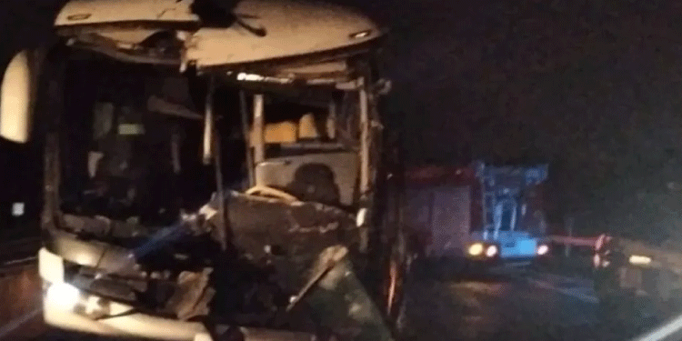 TRÂNSITO: Acidente entre ônibus e caminhão deixa 11 feridos na BR 277.