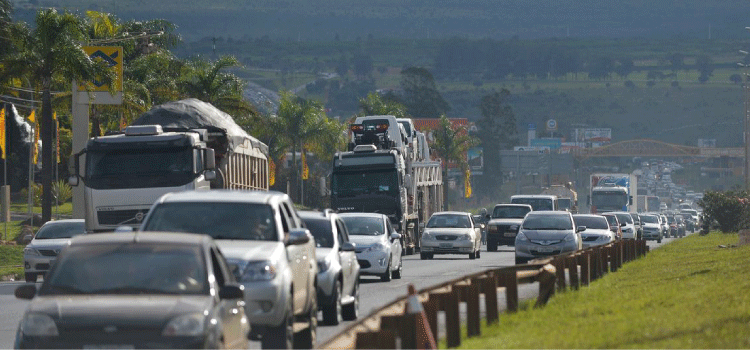 TRÂNSITO: Acidentes em rodovias federais durante o feriado causaram 72 mortes.